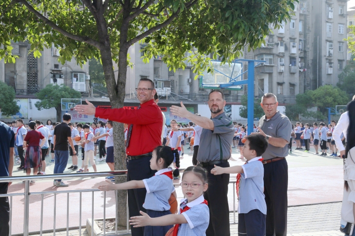 画脸谱赏诵读 外国友人盛享文化大餐—伍家岗区实验小学迎接中美